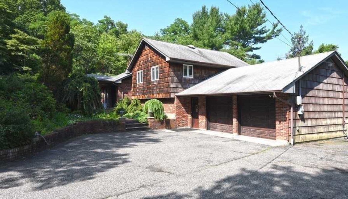 1 Robin Rd, Dix Hills, NY