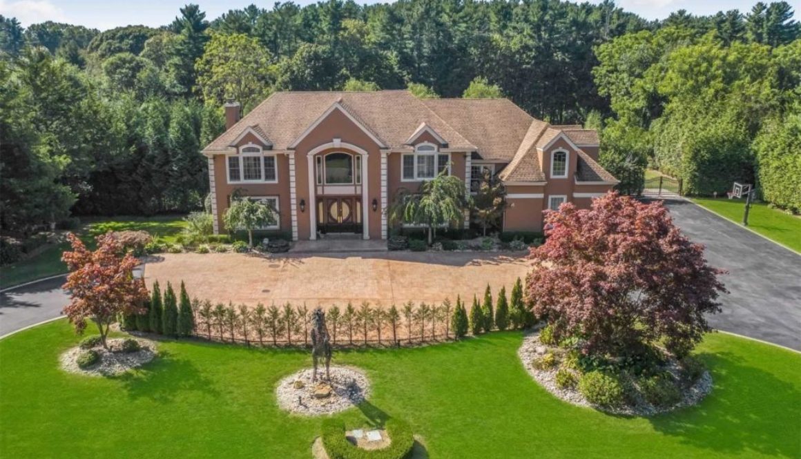 3 Windham Court, Muttontown, NY